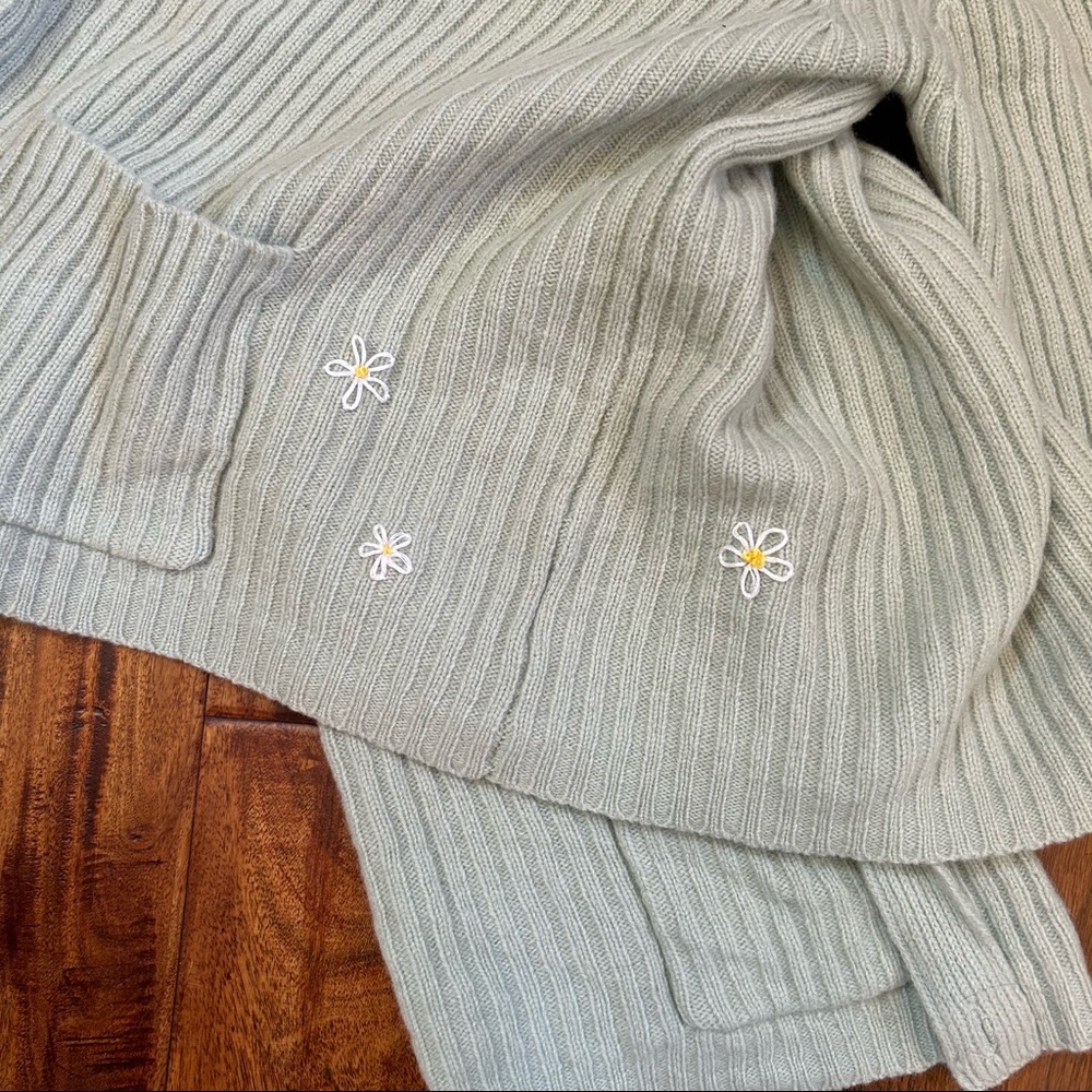 sweater - Picture 3 of 3